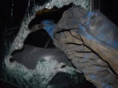 Vodiča autobusu trafila oceľová tyč, polícia hľadá šoféra nákladného auta