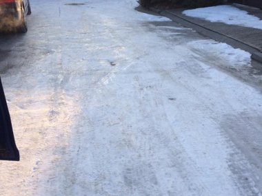 Tip čitateľa: Ľudia sa sťažujú na zľadovatené chodníky