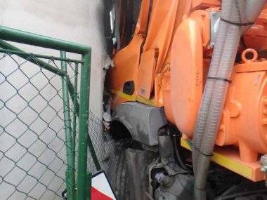 Nákladiak narazil do garáže