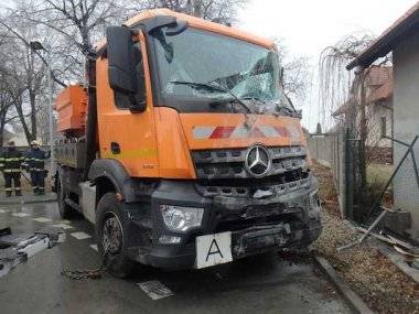 Nákladiak narazil do garáže