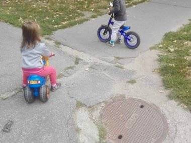 Tip čitateľa: Rozbitý chodník spôsobil úraz Tip čitateľa: Rozbitý chodník spôsobil úraz