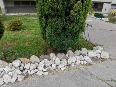 Tip čitateľa: Rozbitý chodník spôsobil úraz Tip čitateľa: Rozbitý chodník spôsobil úraz