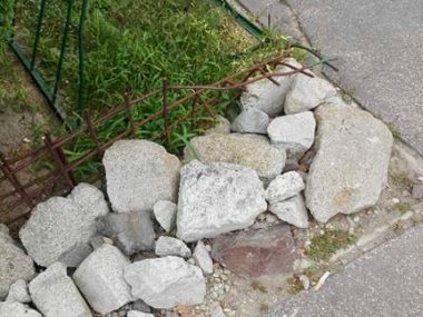 Tip čitateľa: Rozbitý chodník spôsobil úraz Tip čitateľa: Rozbitý chodník spôsobil úraz