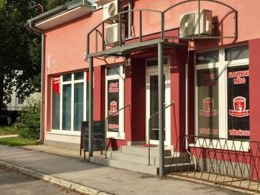 V Šamoríne otvorili novú predajňu mäsa