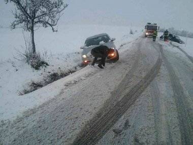 Sneh potrápil vodičov v Trnavskom kraji Sneh potrápil vodičov v Trnavskom kraji