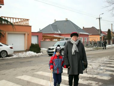 Členovia Dobrovoľného hasičského zboru v Mliečne maskami, spevom a tancom vyháňali zimu