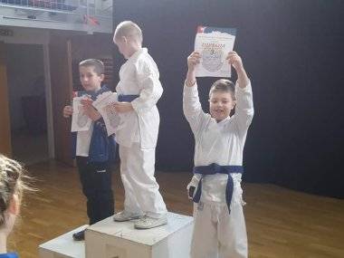 Mladí bojovníci karate klubu Budokan Samaria z Viničného doviezli 15 medailí!