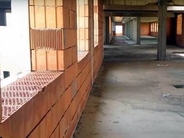 Najprv veľké plány, potom krach. V Šamoríne „straší“ nedostavaný komplex Najprv veľké plány, potom krach. V Šamoríne „straší“ nedostavaný komplex