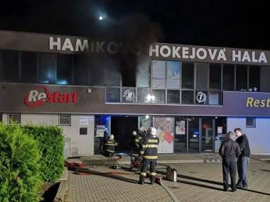 Požiar zničil hokejovú halu v Hamuliakove