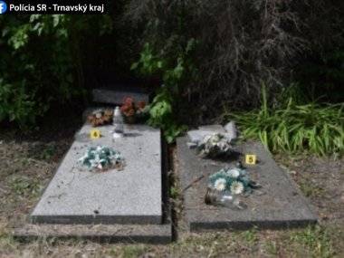 Vandalizmus na cintoríne - 10 vykopnutých náhrobkov