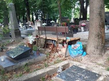 Area odstráni náradie a iné predmety ponechané na území cintorína