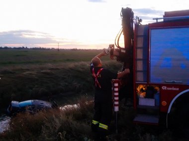 Šamorínski hasiči vyťahovali auto zo závlahového kanála