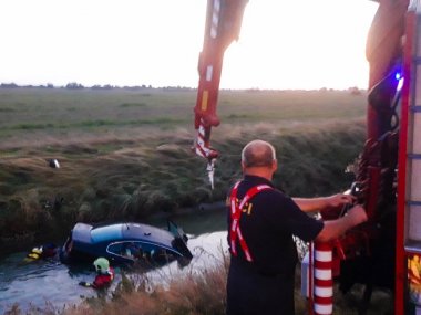 GALÉRIA: Csallóközcsütörtökön tűzoltók húztak ki egy autót a csatornából