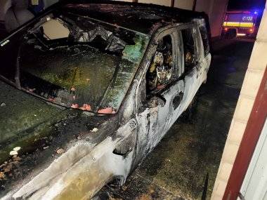 Pri požiari v Gabčíkove zhorelo auto aj motocykel