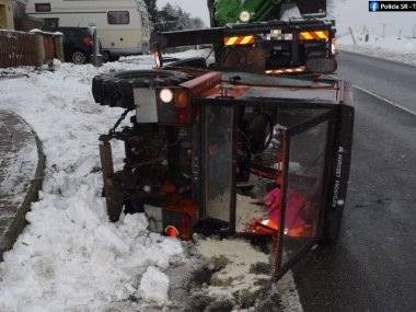 Sneženie potrápilo aj vodičov. Jazdu nezvládol ani opitý odhŕňač 