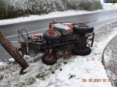 Sneženie potrápilo aj vodičov. Jazdu nezvládol ani opitý odhŕňač 